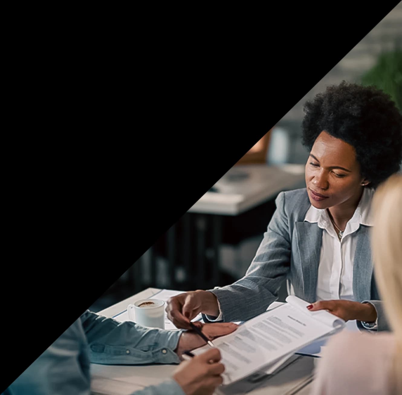 Equipe atendendo clientes em uma reunião descontraída.