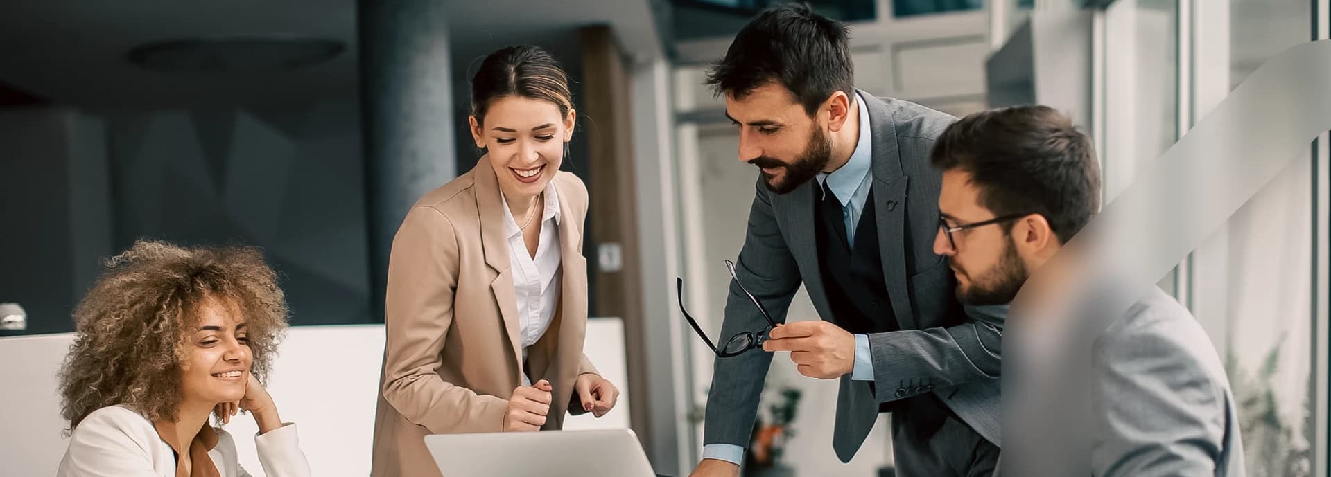 Equipe da Veguel Imóveis em atendimento